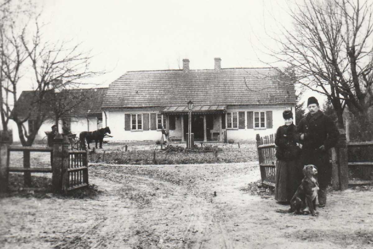 Żbikowscy przed kupionym Dworem w Kaszewach 1910 r.