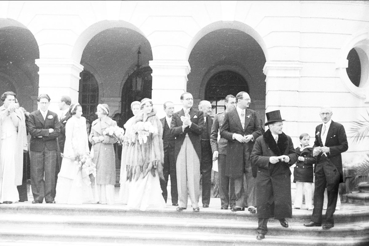 Członkowie orszaku ślubnego i goście weselni na tarasie pałacu w Balicach, w oczekiwaniu na przyjazd państwa młodych. Widoczni m.in. ojciec panny młodej Hieronim Radziwiłł (pierwszy z prawej)