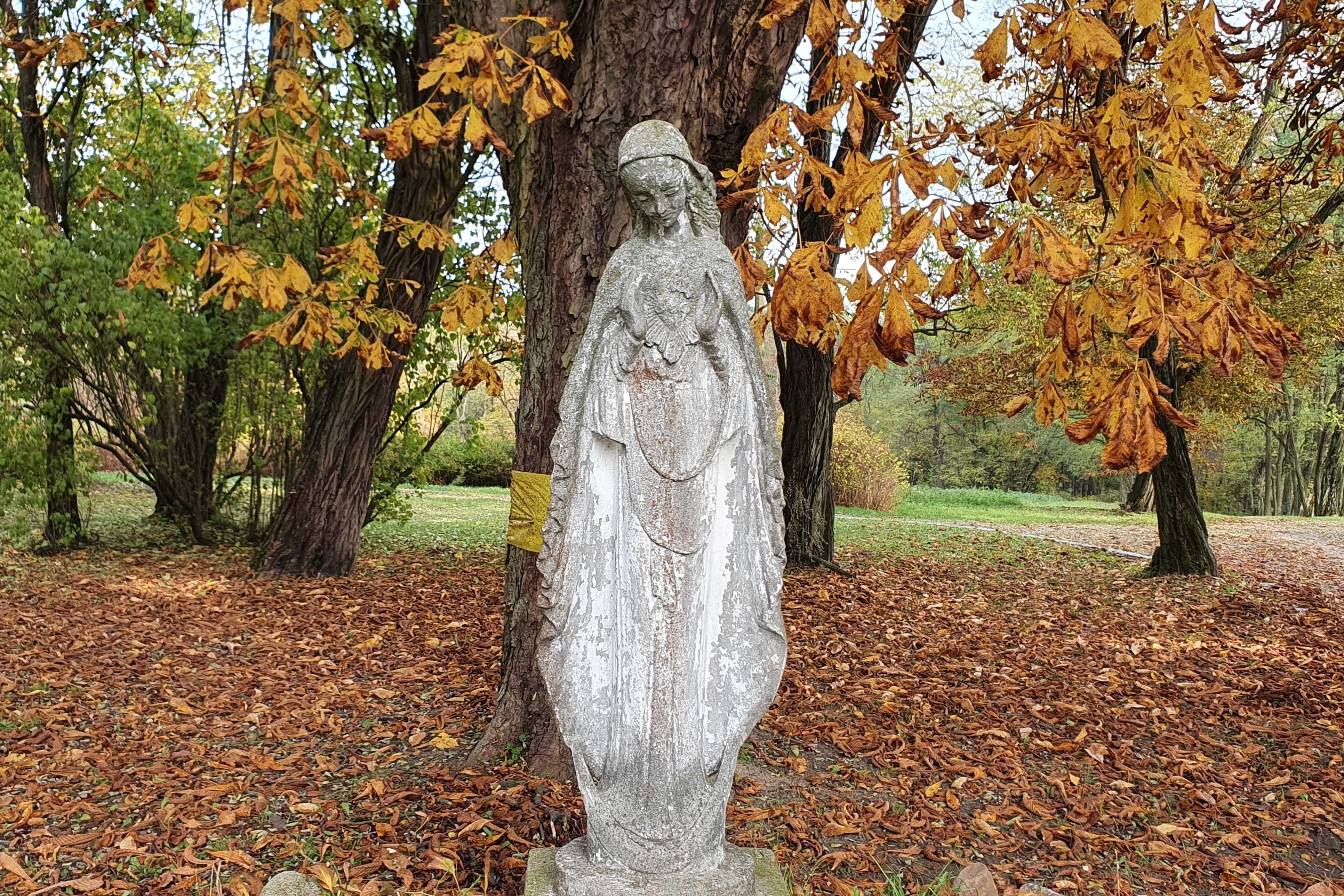 dwór Popielżyn Zawady 2021 rzeźba Matki Boskiej