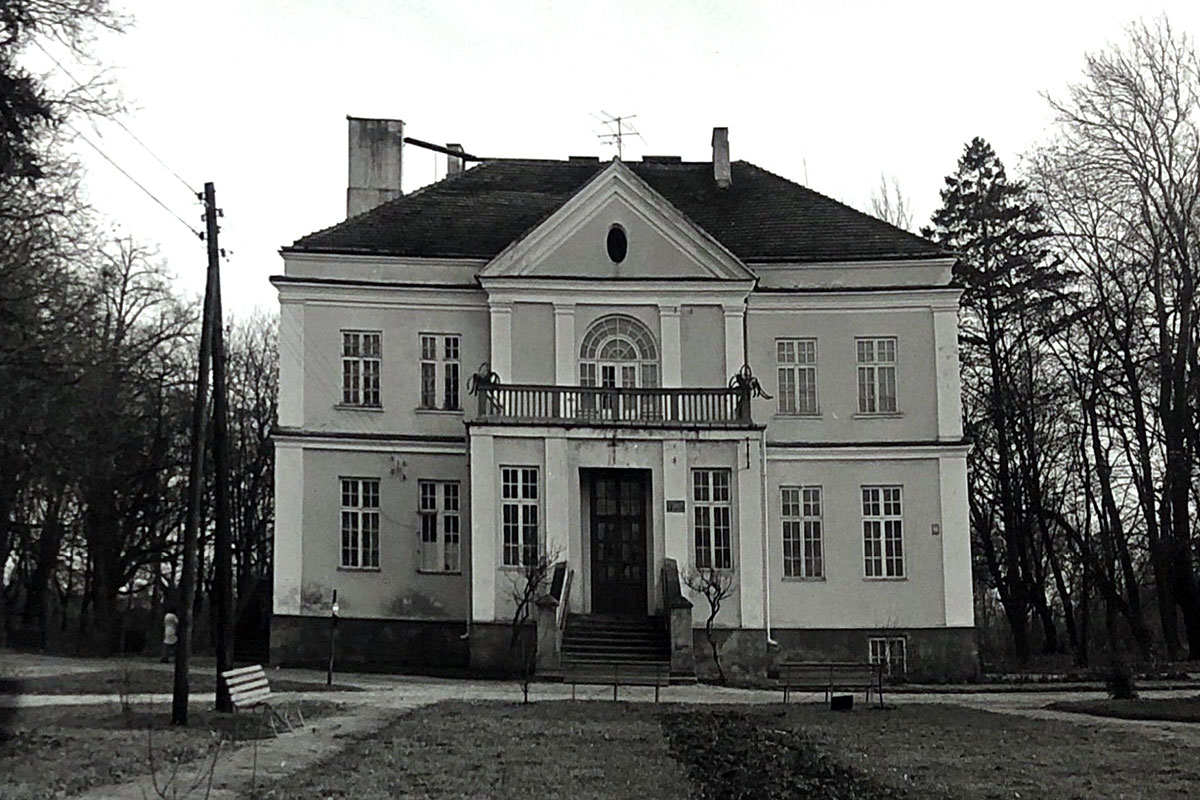 pałac w Gawłowie w latach 70 minionego stulecia (archiwum analogowe Fundacji Ochrony Zabytków Mazowsza)
