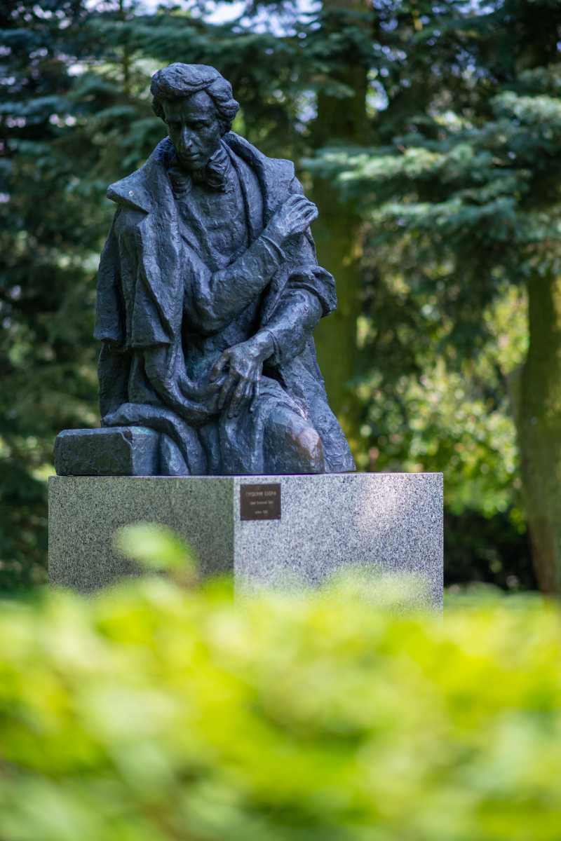 Pomnik Fryderyka Chopina w zespole dworskim Żelazowa Wola