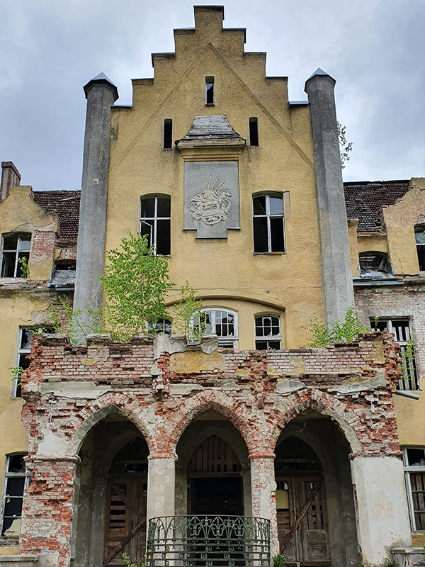 Pałac w Dobrowie