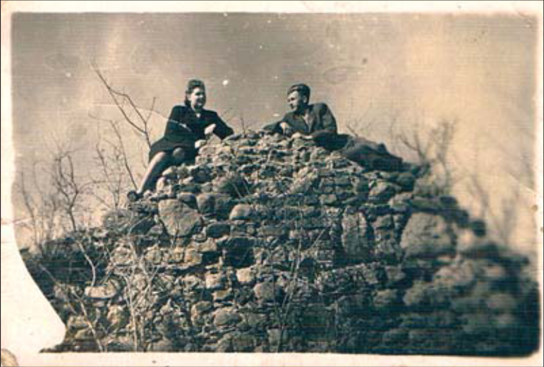 Pozostałości kamiennego muru zamku w Wilczyskach pod koniec lat czterdziestych XX w. Fot. z prywatnej kolekcji K. Rajdaszki