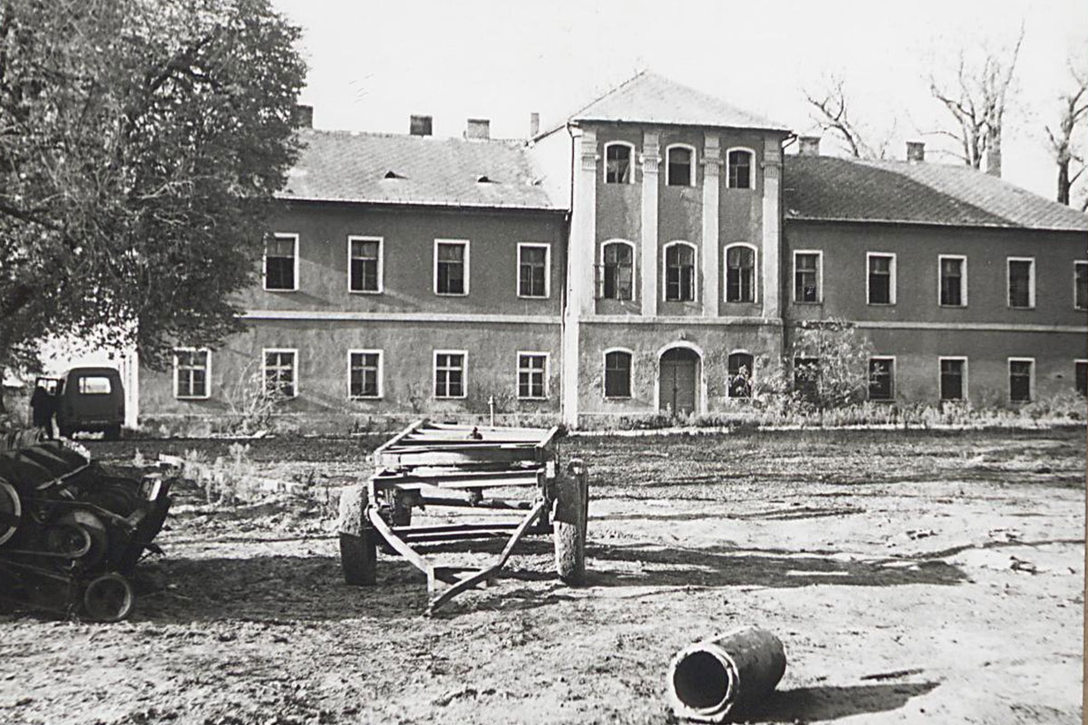 pałac w Wysokiej, widok pałacu od strony podjazd, ok. 1960