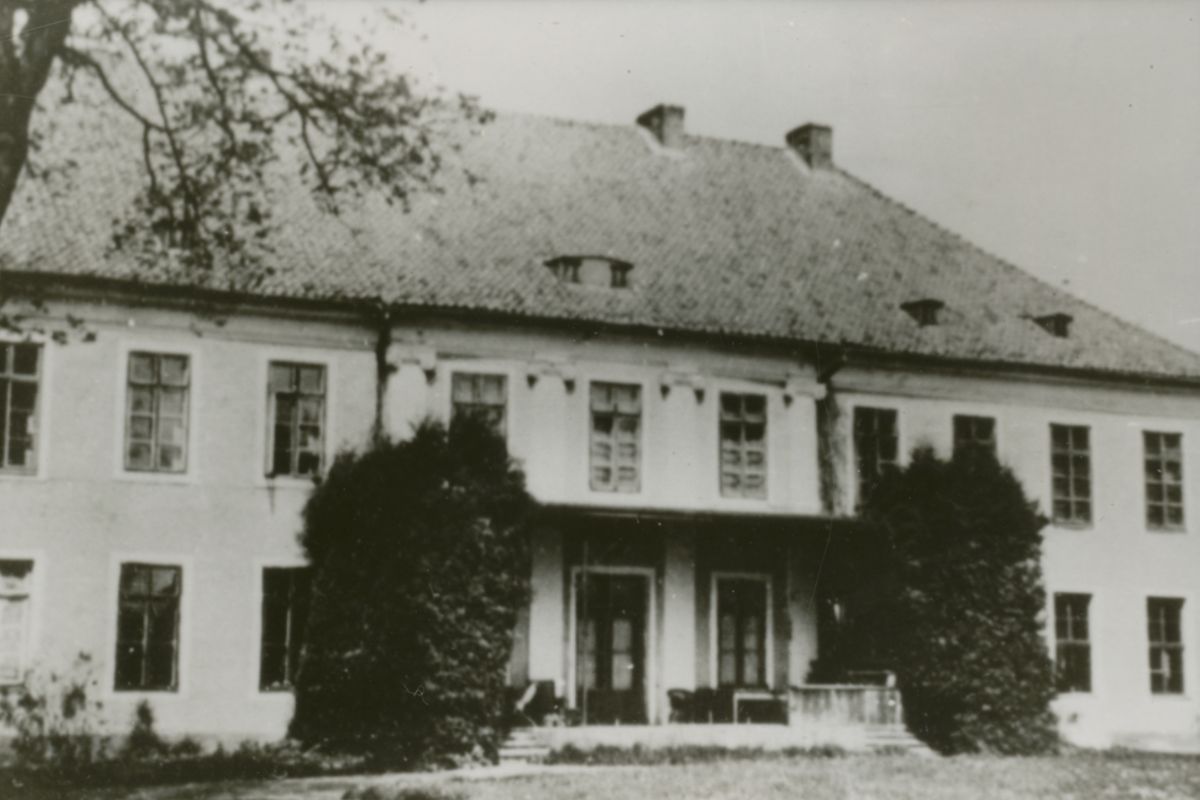 pałac w Ponarach, 1920 - 1940