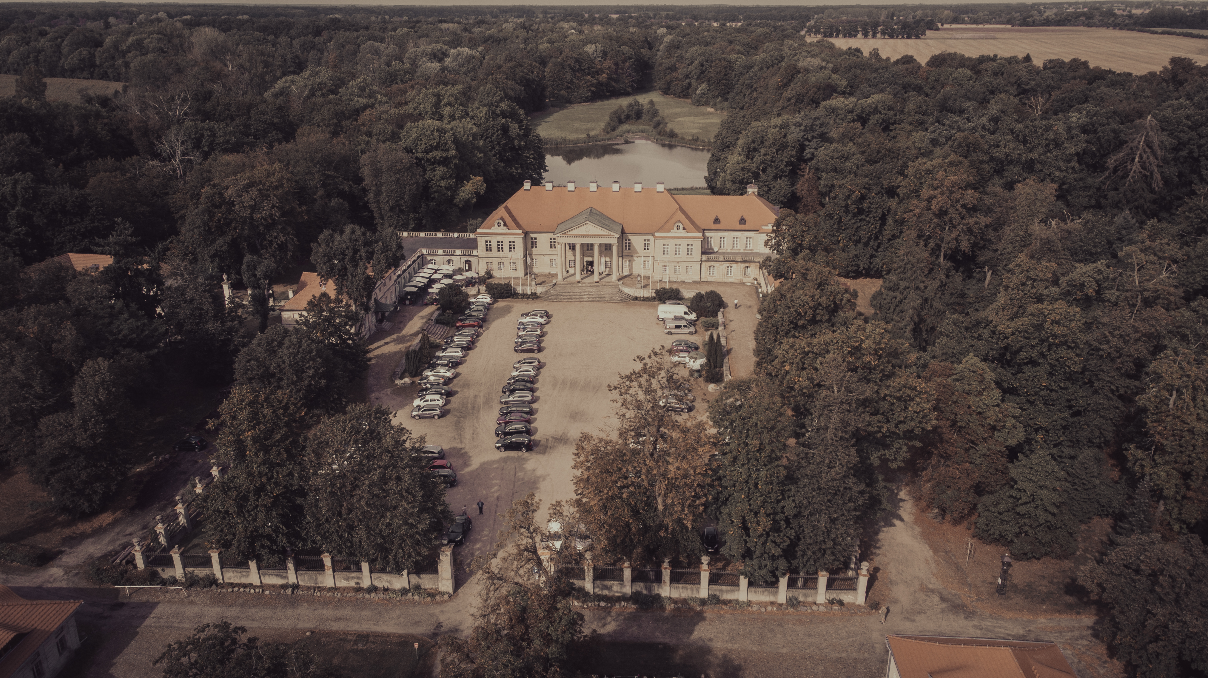 pałac w Czerniejewie 2023 z drona