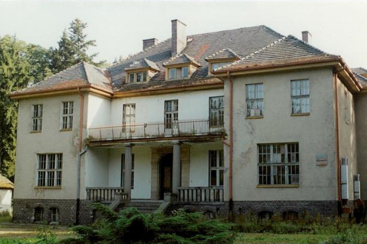 Pałac w Dobropolu 2000 r.