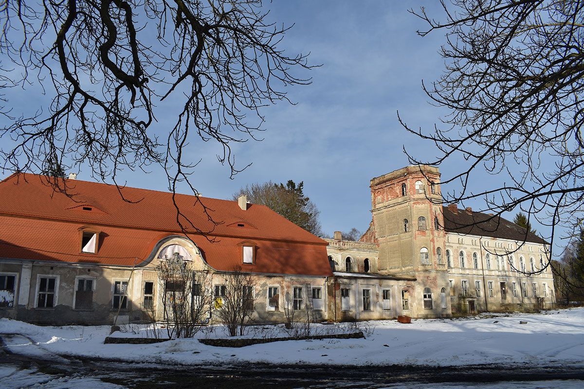 pałac w Cecenowie remont dachu 2021 r.