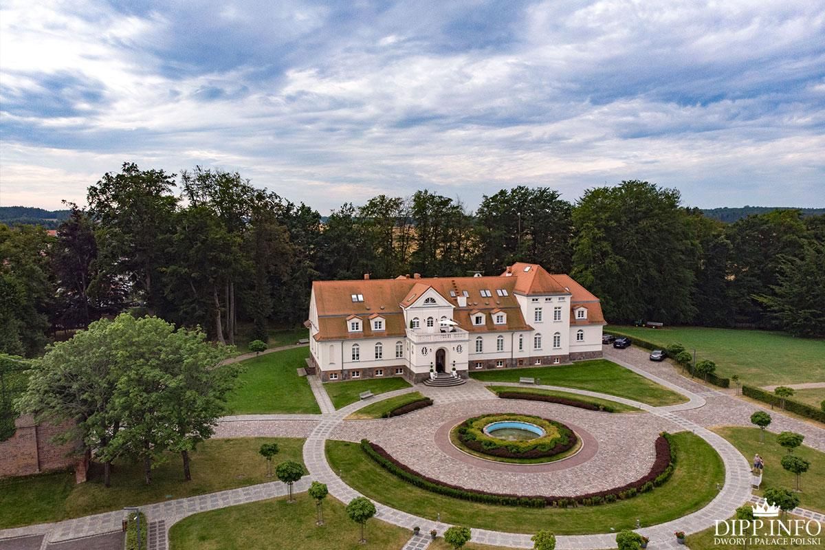 Pałac w Łebuni z drona