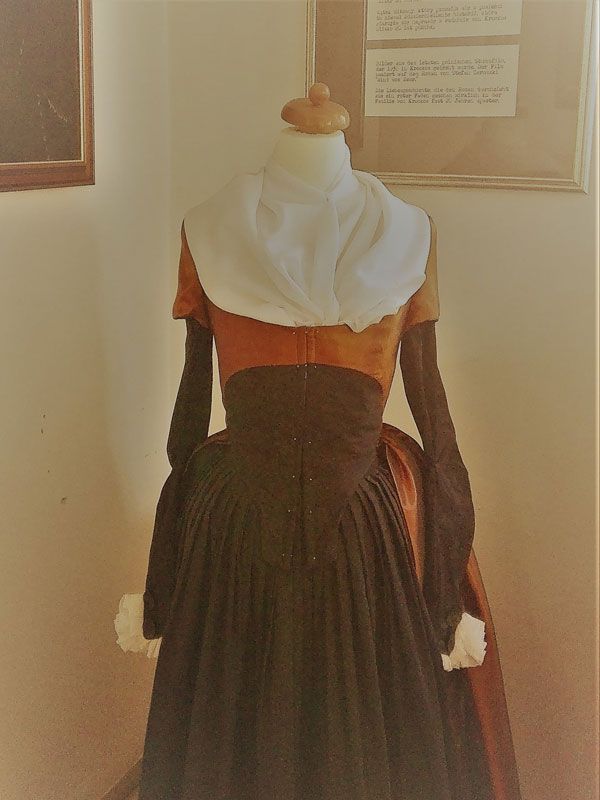  kopia sukni Louise von Krockow z epoki na wystawie w Zamku w Krokowej