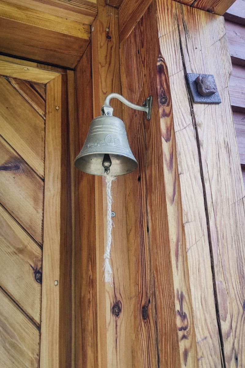 dzwonek przy bocznym wejściu do dworku w Krępkowicach