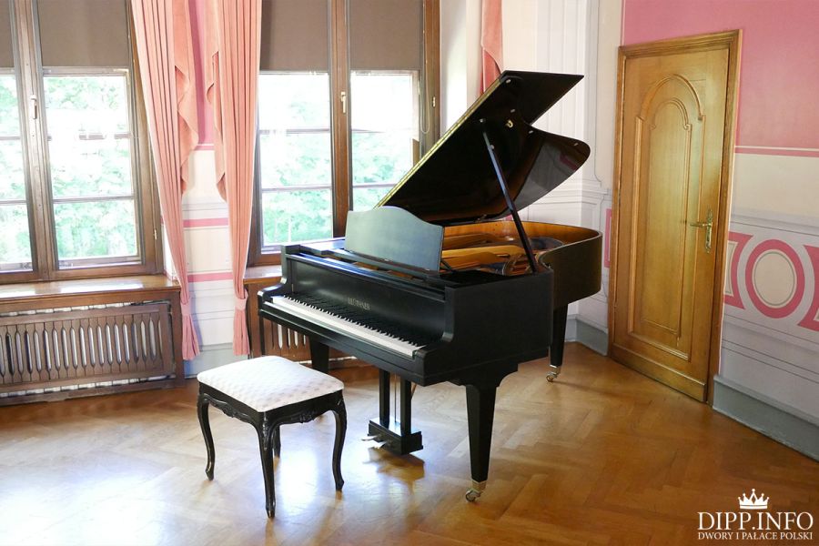 pałac krokowa fortepian w sali balowej
