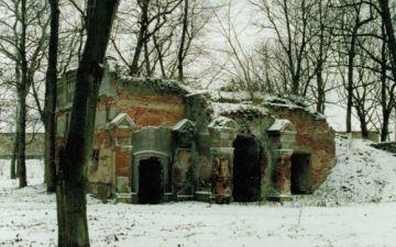 ruiny lodowni w Bonikowie, lata 90-te XX w.