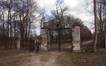brama wjazdowa do pałacu w Biłgoraju Różnówce