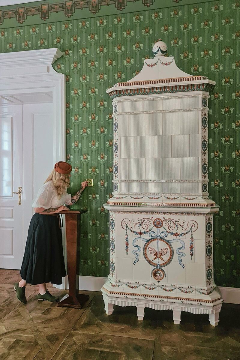 Pokój z fortepianem w pałacu w Ciekocinku