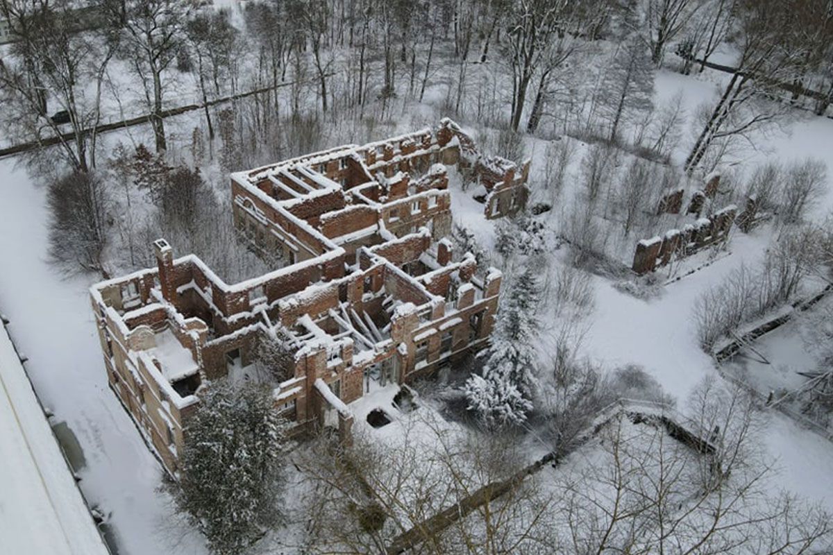 pałac w Karżniczce zdjęcie z drona zimą