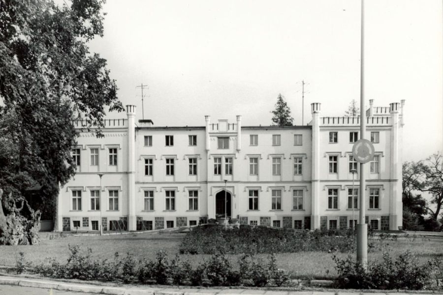 Pałac w Karwicach, 1979
