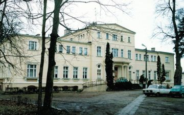 pałac w Brzostowie lata 90-te XX w.
