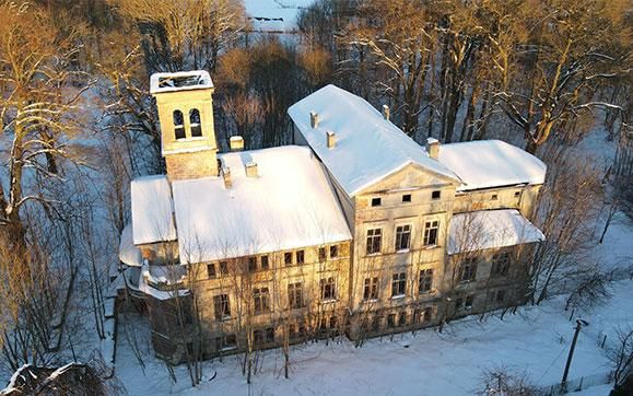 pałac w Kończewie zdjęcie z drona zimą