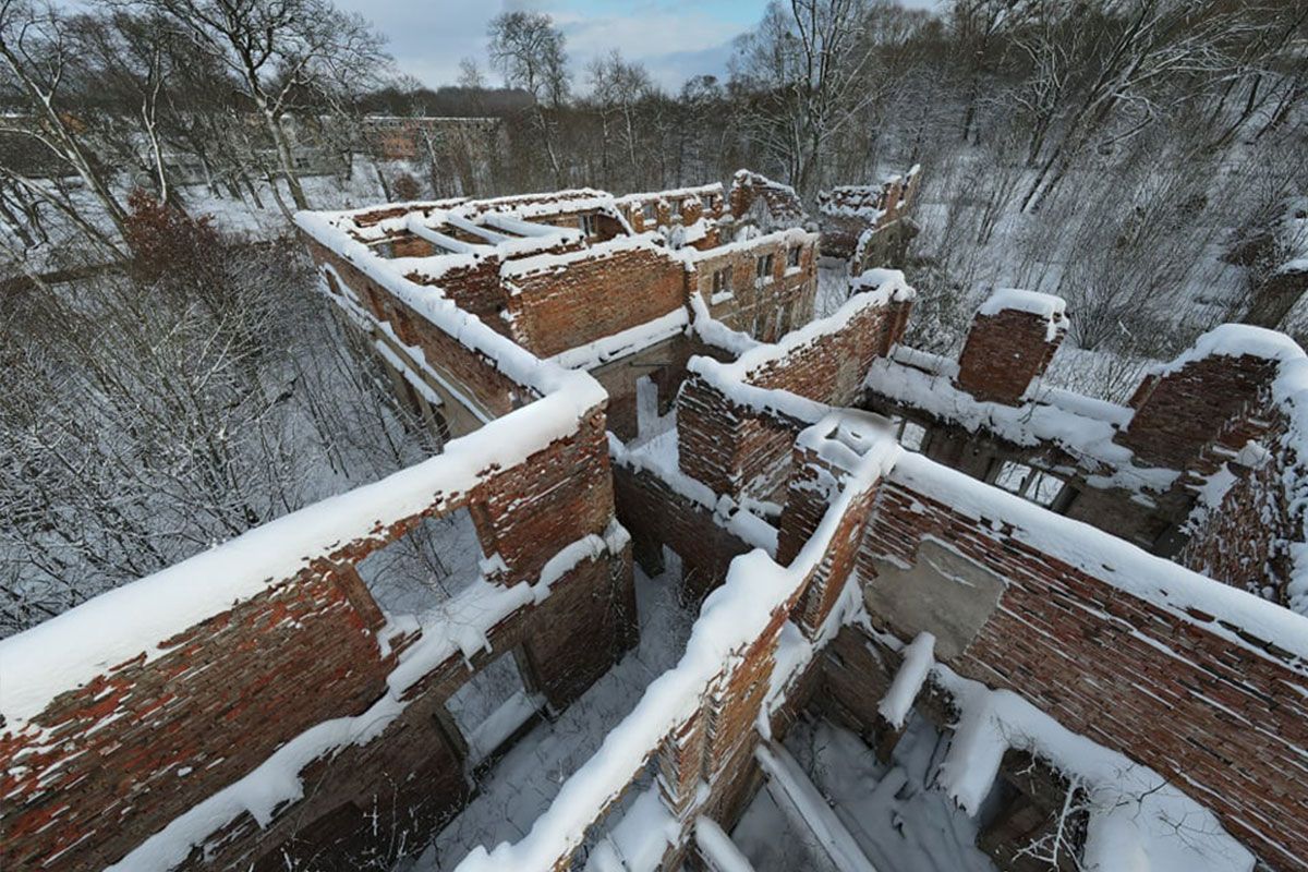 pałac w Karżniczce zdjęcie z drona zimą