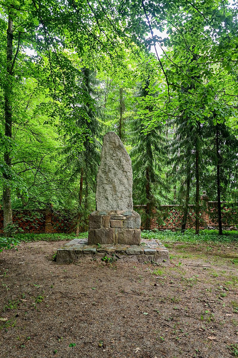 Pomnik poległych żołnierzy w parku w Ciekocinku