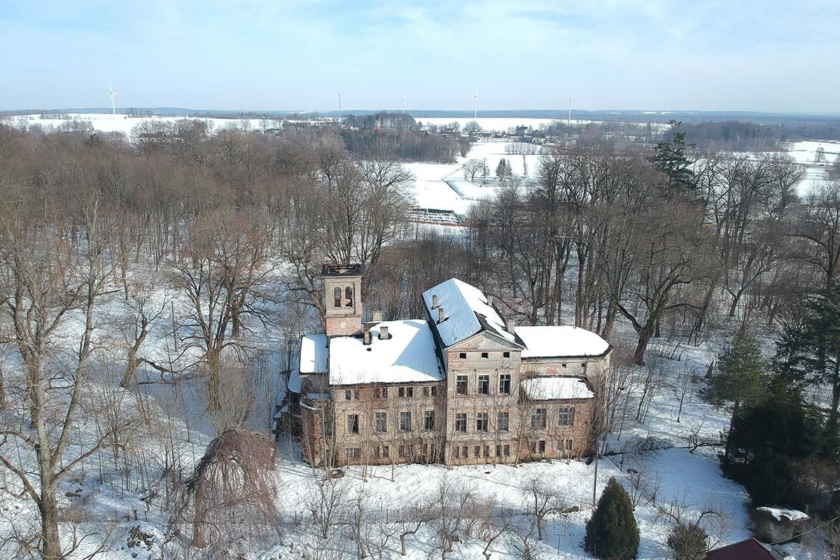 pałac w Kończewie zimą