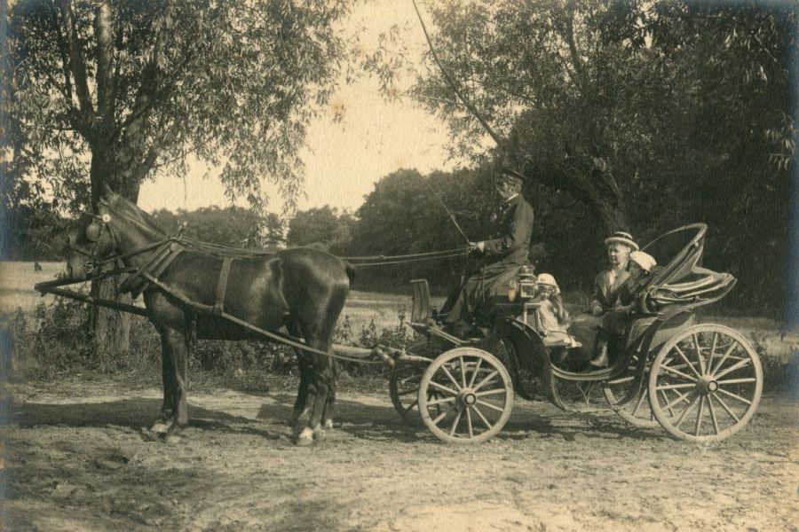 Zdjęcie w wozie z Rokotowa ok 1918 r. Na nim ad. 2 oraz dzieci, obok Hania Glotz, po przeciwnej stronie mała Joanna Kosińska
