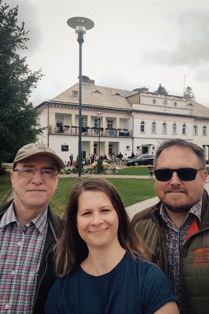 na tle pałacu w Runowie z koordynatorem festiwalu Radosławem Kamińskim i właścicielem pałacu Jakubem Rutkiewiczem